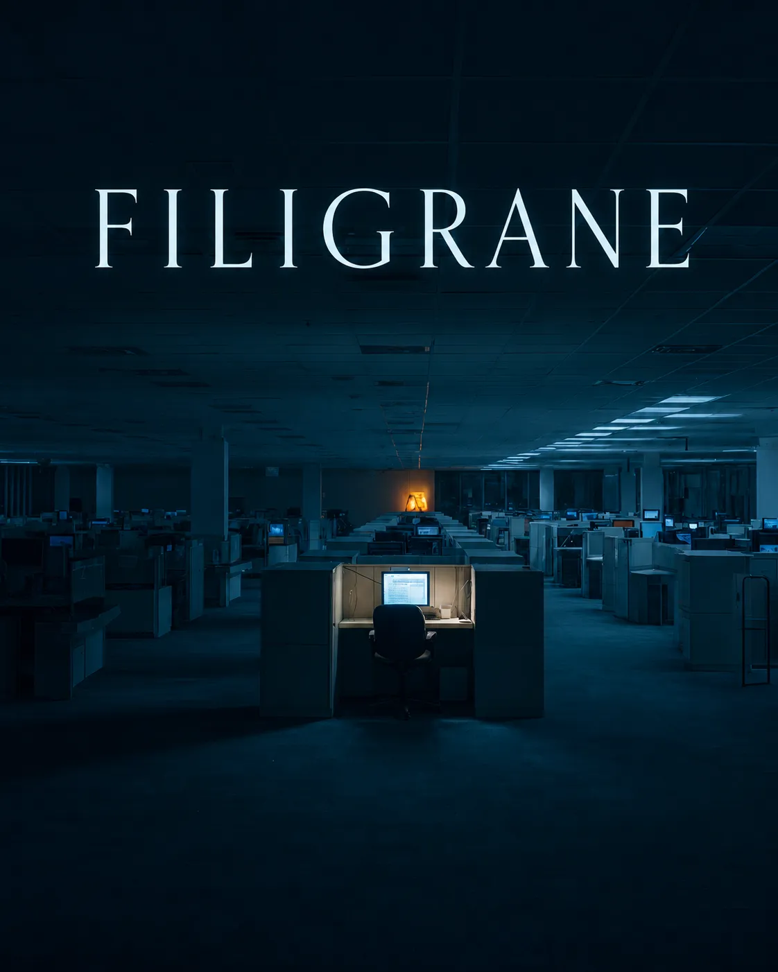 Couverture de FILIGRANE — un poste de travail isolé, allumé, sur un vaste plateau d’audit désert avant l’aube ; écrans en veille bleue, une lueur ambrée au loin.